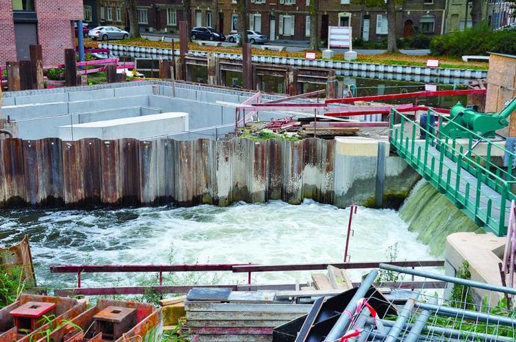 Travaux en cours sur le barrage du Pendu, à Amiens. Coût estimé des travaux : 2,4 millions pour le barrage, 710 000 € pour la création d’une passe à poissons, 32 000 € pour celle d’une passe à anguilles. Fin des travaux : fin décembre 2015.