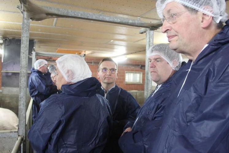 Rencontre entre la Région et les réprésentants de la filière porcine régionale sur l’exploitation de Sébastien Ley, à Socx, dans Nord, le 12 juin dernier.