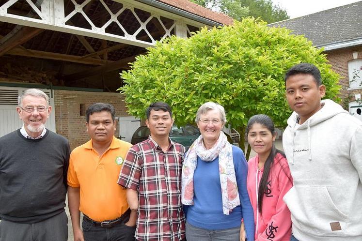 De gauche à droite : Pierre Mille, Sony Pen (directeur de la Faec), Thak Ponlork (jeune agriculteur), Annie Mille (membre 
de l’Afdi Hauts-de-France), Thou Sina (jeune agricultrice) et An Chamkomar (coordinateur Faec avec l’Afdi).