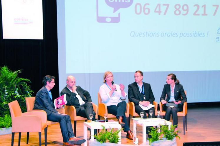 Table ronde de la matinée. De g. à dr. : Gaël Peslerbe, directeur de Novial, Gérald Aubineau, directeur de Courtagrain, Katrine Lecornu, éleveuse laitière dans le Calvados et présidente de European Dairy Farmer, Frédéric Chausson, directeur du développement coopératif Sodiaal, et Céline Leeman-Broyer, secrétaire générale chez Noriap et animatrice de la journée.