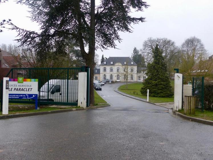 Au Paraclet, comme dans les autres établissements d’enseignement agricoles, l’agro-écologie fait partie intégrante 
des modules. 