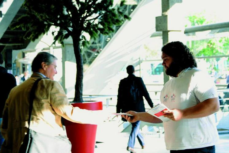 Un éleveur distribue des tracts Viandes de France gare Montparnasse.