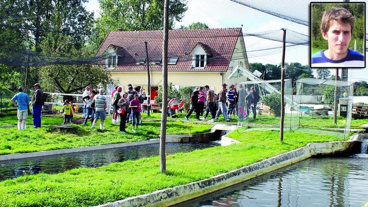 Une pisciculture nécessite un équipement complet, comme par exemple des filets pour se protéger des oiseaux. En médaillon, Nandor Triboulet.