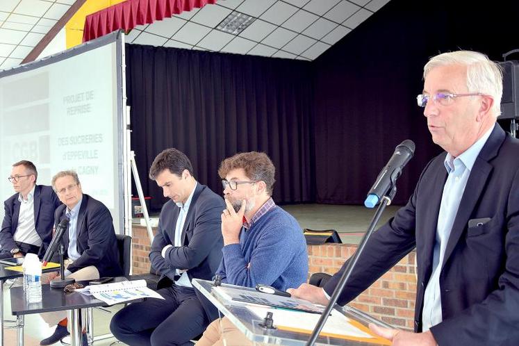 De g. à dr. : Gwenaël Elies, consultant expert finance ; Patrice Saintherant, consultant expert industrie, Pierre Rayé, directeur général de la CGB ; David Brunel, président de la commission interpro d’Eppeville ; Dominique Fievez, président CGB 80.