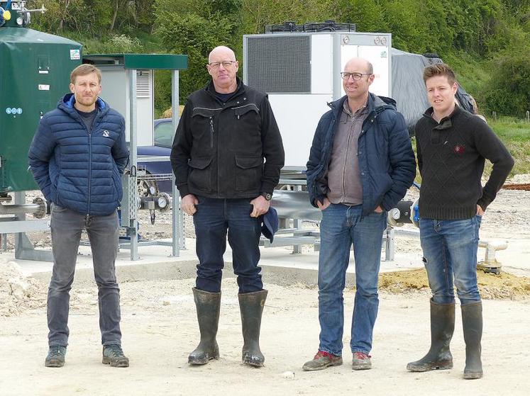 Henri Merlin (à gauche) et les associés du Gaec de Belval (ici, Jean-François, Olivier et Louis Gaffet ; Christophe Lenglet manque à l’appel), lancent leur méthaniseur, qui apportera de la valeur ajoutée à leur exploitation. L’outil devrait produire 200 kWh d’électricité d’ici un mois, puis 250 kWh, revendue à EDF.