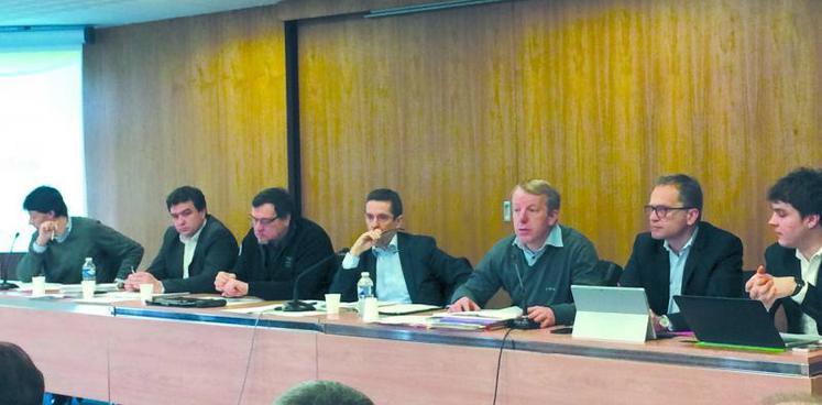 De gauche à droite : Simon Huet (FNSEA), Laurent Degenne, Laurent Verhaeghe, Jérôme Despey, Luc Smessaert, Antoine Suau (FNSEA), Guillaume Joyau (FNSEA)