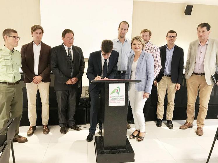 Les représentants de la filière porcine des Hauts-de-France, des chasseurs, de la Région et de l’État, lors de la signature du pacte régional de lutte contre la peste porcine africaine (PPA) le 3 septembre. 