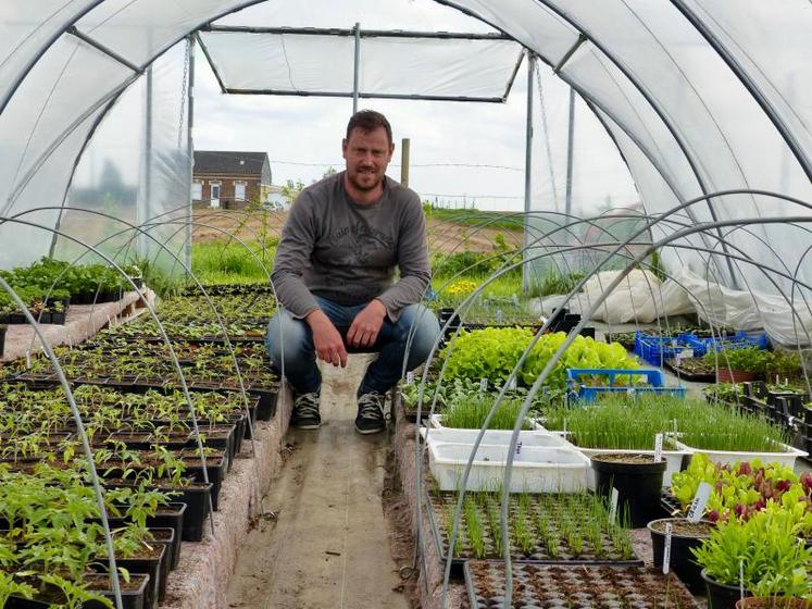 Anthony Sénéchal fait pousser ses plants lui-même. Cette semaine, il devait planter les premiers légumes bio en pleine terre, dans la parcelle de 5 500 m2 qu’il vient d’acquérir.