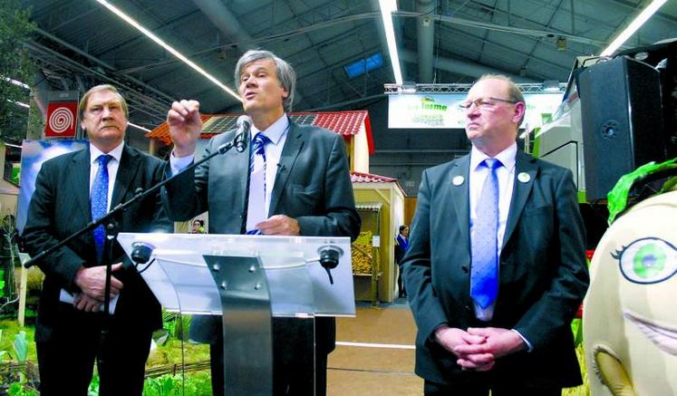 Le ministre de l’Agriculture s’est exprimé lors de l’inauguration du stand de l’Odyssée végétale. Il est entouré par Christophe Terrain, président de l’Agpm, et Eric Lainé, président de la CGB.