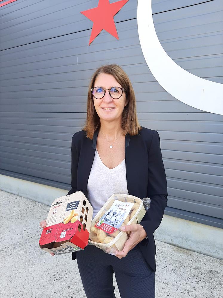 Dans les mains d’Hélène Maillard-Dequidt, le nouveau et l’ancien emballage des Rattes du Touquet et Pompadour.