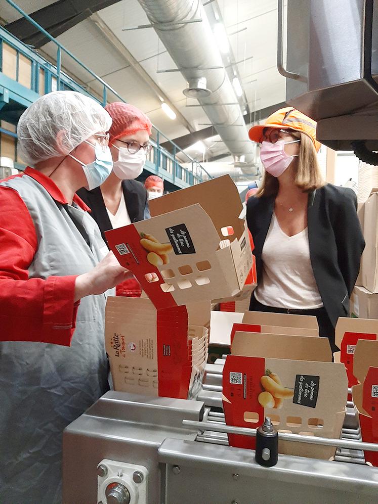 Le nouvel emballage est constitué de 60 % de fibres recyclées, ce qui n’a pas manqué d’intéresser la ministre Amélie de Montchalin.