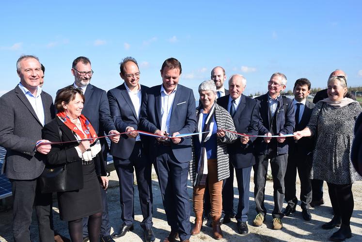 Les élus régionaux, locaux, la profession agricole et les responsables de Dhamma Energy ont inauguré le parc  photovoltaïque et ont mis en avant tout le travail réalisé en partenariat et les intérêts d’une énergie propre. 