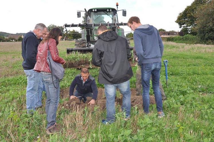 Explications sur les effets de l’agriculture de conservation sur les sols lors de la «Journée Patrimoine Sol» de l’Apad Picardie en 2017.