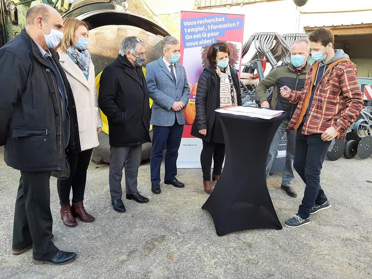 La signature du premier Contrat initiative emploi de la Somme dans le secteur agricole s’est effectuée en grandes pompes, la semaine dernière. 