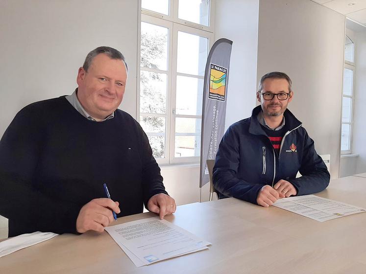 Xavier Bortolin, directeur du CFPPA du Paraclet, et Philippe Touchais, directeur innovations du Groupe Carré lors de la signature de convention entre les deux structures, le 10 novembre.