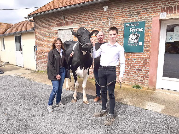 Nathalie, Julien et Bertrand Derly présentent Gidole, détentrice du titre  de «grande championne» du E-Montdidier Show 2021. 