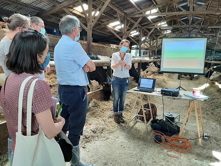 Technicienne pour Idele-Institut de l’élevage, Élisabeth Castellan évoque tour à tour les effets des émissions de gaz à effets de serre, les leviers pour les réduire et les pistes de rémunération des économies de carbone.