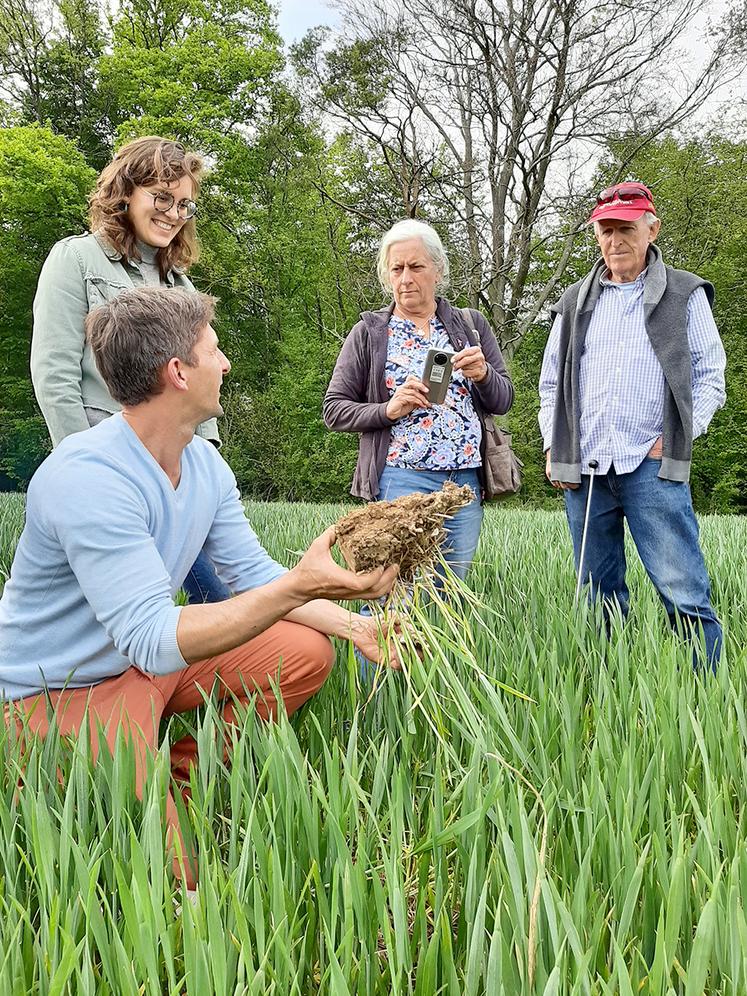 Dans les champs de Nicolas Mourier, à Ailly-sur-Noye, échange avec les experts agronomes australiens Harm Van Rees et Anne Jackman, le 28 avril. 