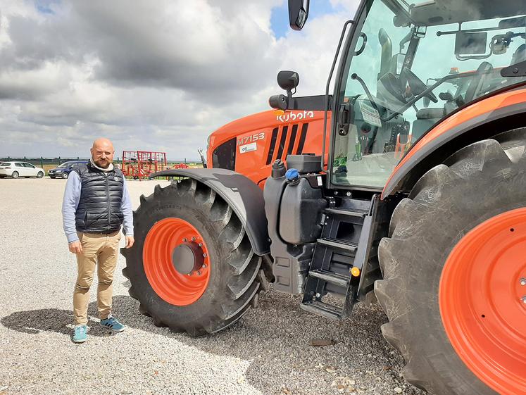 Édouard Guilbart diversifie (encore) les activités de son entreprise en devenant agent du concessionnaire Loxagri pour la marque Kubota. 