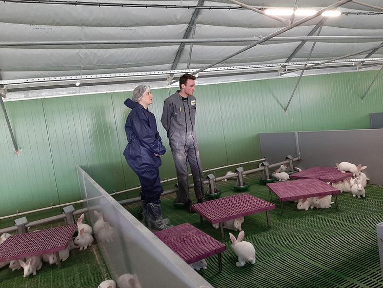 Marie-Sophie Lesne et Pierre Carton, jeune éleveur de lapins à Crouy-Saint-Pierre (80) qui a investi dans un bâtiment nouvelle génération. 