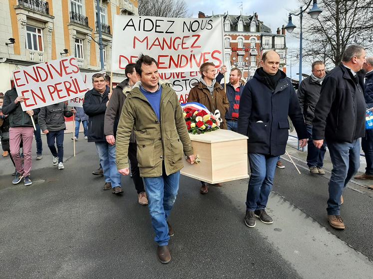 Déambulation symbolique des producteurs dans les rues d’Arras, de la place de la gare jusqu’à la préfecture,  où une délégation a été reçue. 