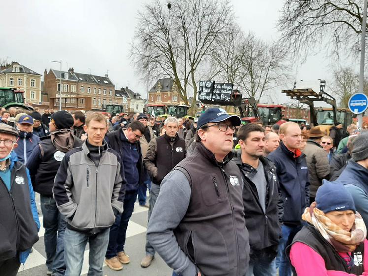 Une délégation composée de représentants de la FDSEA, des JA et des filières  à la rencontre d’une préfète attentive aux revendications. 