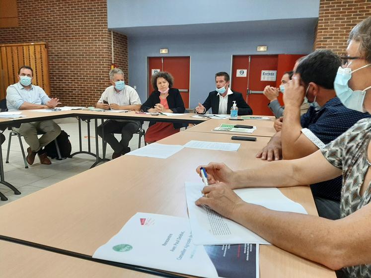 La rencontre entre le conseiller agricole de l’Élysée et la profession agricole samarienne à Poix-de-Picarde a duré un peu plus longtemps que l’heure prévue compte tenu d’un grand nombre de sujets abordés.