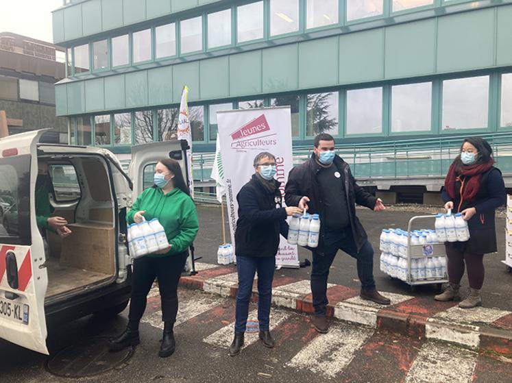 Une chaîne de solidarité s’est mise en place fin de semaine dernière devant la chambre d’agriculture  pour faire profiter à des étudiants les surplus de produits qui avaient été mobilisés lors de la manifestation  du 21 janvier.