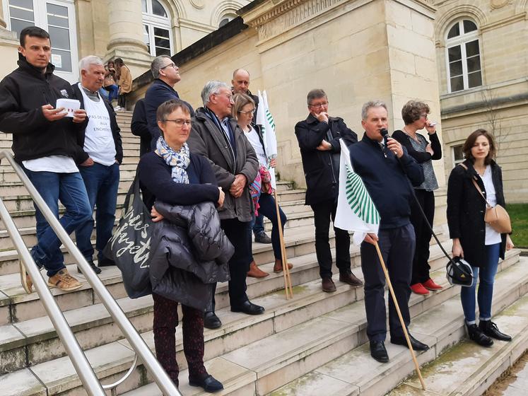 Les visages des agriculteurs venus assister à la vente étaient tendus avant le début de l’audience, le 15 mars. 