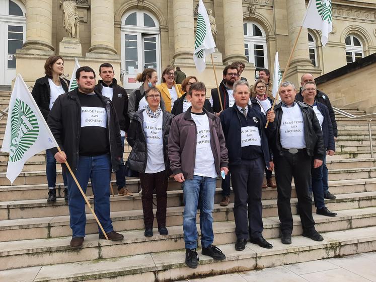 Après quelques minutes à l’intérieur du Palais de justice, soulagement  pour l’agriculteur locataire des terres mises aux enchères et la profession venue le soutenir.©