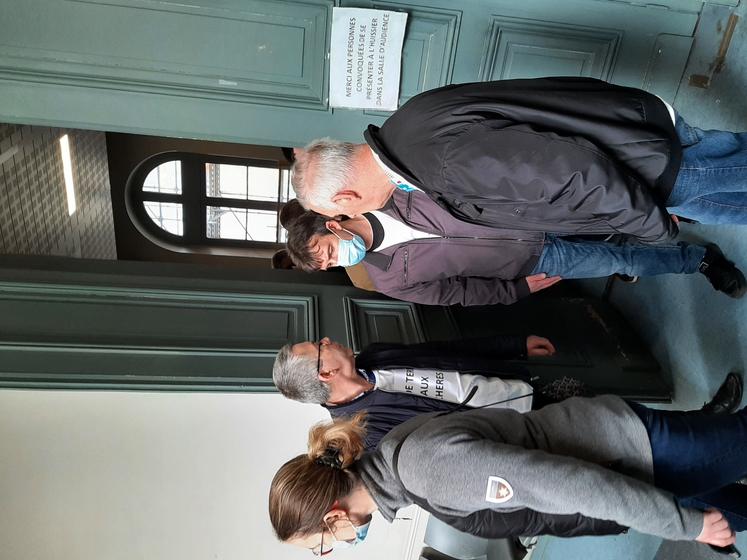 Janick Gellynck (au centre), l’agriculteur qui occupe les terres mises aux  enchères, s’est dit soulagé à l’issue de l’audience du 15 mars, même s’il reste pour l’heure sans certitude sur la suite des événements. 