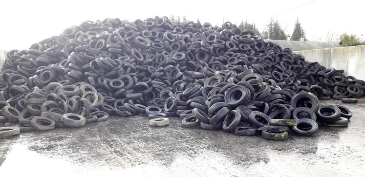 Les bennes de pneus à recycler étaient encore nombreuses, fin de semaine  sur le silo Calipso de Franleu. 