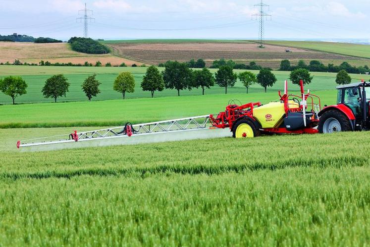 La vitesse d’avancement, la largeur de pulvérisation et le relief conditionnent le choix de suspension de rampe.