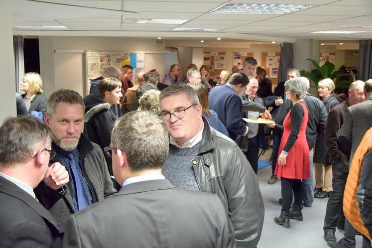 Faire et vivre ensemble : aussitôt dit, aussitôt fait autour d’un cocktail réunissant des personnes de tous horizons.