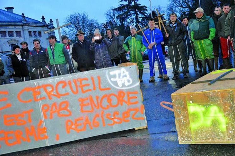 Une soixantaine d’agriculteurs s’étaient réunis à Amiens, le 30 janvier dernier, pour «enterrer» l’agriculture.