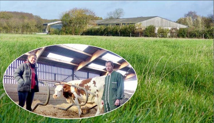 Les prairies, autour du bâtiment d’élevage, sont les meilleures terres de Nathalie et Valentin Crimet. Les éleveurs misent sur leur productivité.