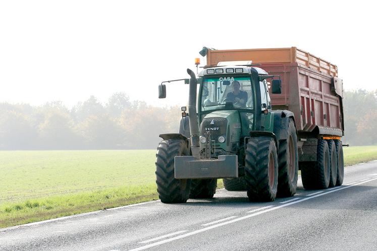 Un jeune de seize ans sans permis peut conduire un tracteur sur la route si ce dernier est rattaché à une exploitation agricole.