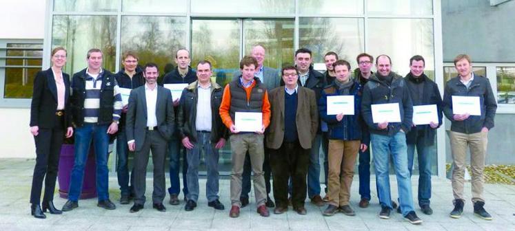 Les jeunes avec leur diplôme, en compagnie Jacques de Villeneuve, Jean-François Gaffet,  Pascal Goux et Benjamin Domingo (Coop de France), Benoît Van Colen et Céline Leeman-Broyer