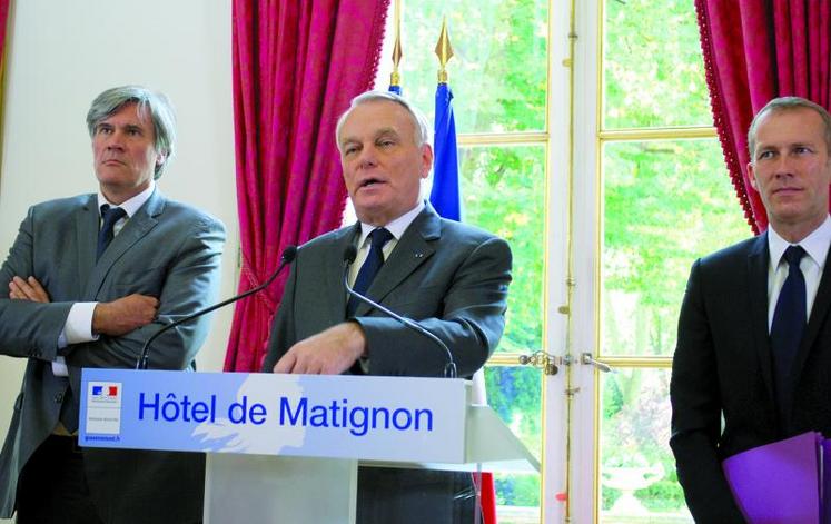 "Suspension mais pas suppression" a déclaré Marc Ayrault après la réunion sur l'écotaxe, le 29 octobre. 
Le Premier ministre est entouré de Stéphane Le Foll (gauche), ministre de l'Agriculture, et de Guillaume Garot, ministre délégué à l'Agroalimentaire