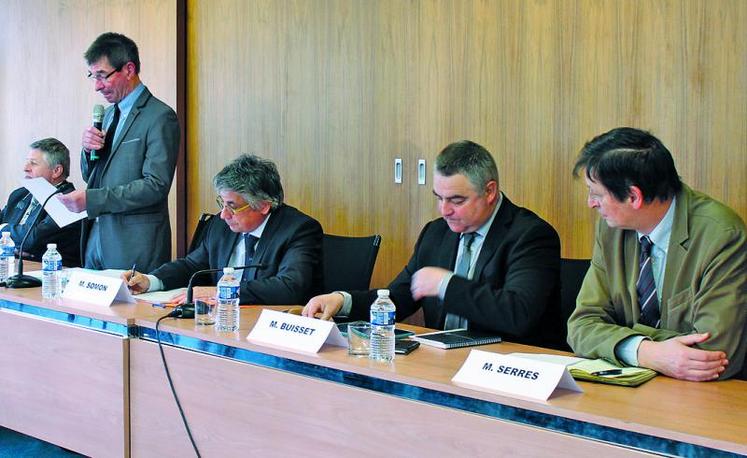 De gauche à droite : Philippe de Mester, préfet de la Somme, Daniel Roguet, président de la Chambre d’agriculture de la Somme, Laurent Saumon, président du Conseil départemental, Christophe Buisset, président de la Chambre d’agriculture Nord-Pas-de-Calais-Picardie et Jean-Michel Serres, conseiller régional.