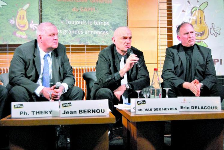Éric Delacour (à gauche), aux côtés des représentants de McCain, Jean Bernou et Christian Van Der Heyden, directeur des approvisionnements.