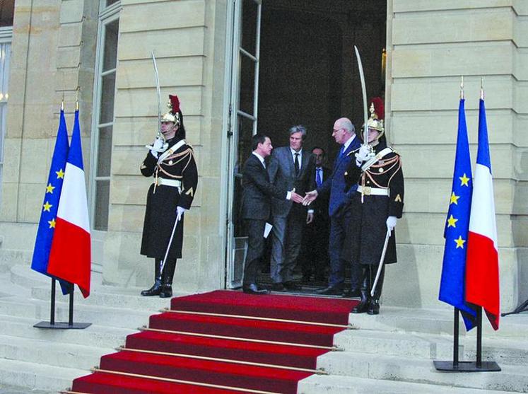 Le commissaire européen, Philippe Hogan, sur le perron de Matignon, avec le Premier ministre, Manuel Valls, et le ministre de l’Agriculture, Stéphane Le Foll.