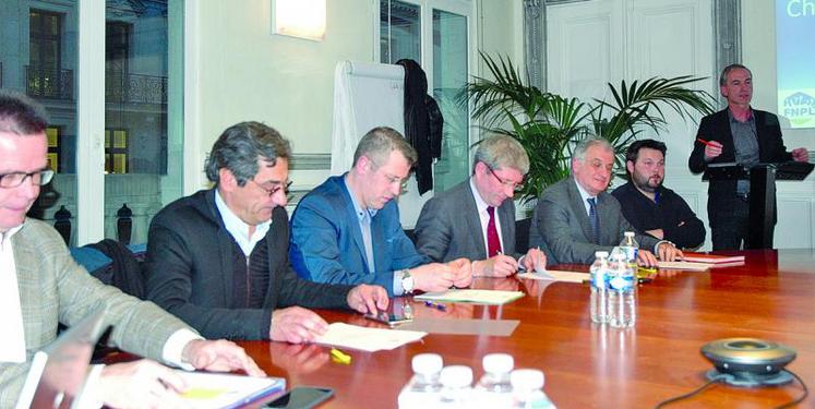 On reconnaît Jean-François Huet (E.Leclerc), Serge Papin (Système U), Emmanuel Zeller (Auchan), Gilles Bernard (Carrefour), Claude Risac (Casino), José Jaglin (JA), Thierry Roquefeuil (FNPL) . N’apparaît pas sur la photo : Christophe Bono (Intermarché) et Michel Biero (Lidl).