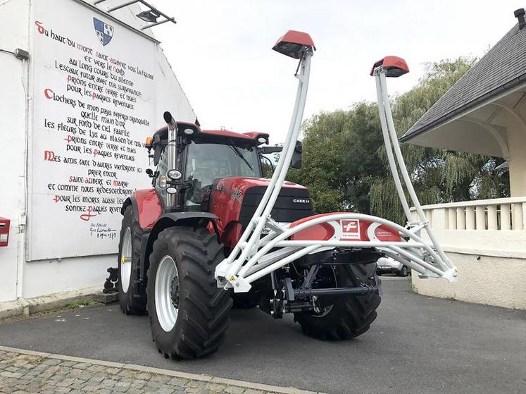 Ce tracteur aux allures de mante religieuse est en fait équipé du CropXplorer, un système à Led et à lampes infrarouges pour mesurer la teneur en azote des plantes en temps réel. 