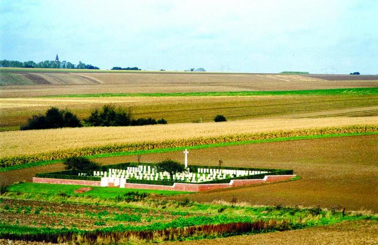 Dans les régions marquées par le conflit, l'agriculteur ressent encore aujourd'hui ce lien entre les soldats morts au front et la terre qu’il cultive aujourd’hui.