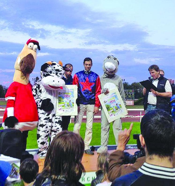 La mascotte à l'hippodrome d'Amiens.