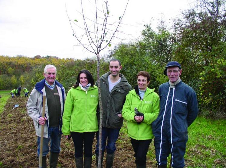 Simon Lenoir et sa famille pour inaugurer la plantation de son verger cidricole bio.