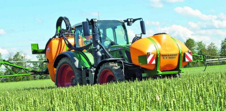 La cuve frontale augmente le volume de bouillie et évite surtout de transporter un poids mort quasi obligatoire avec un pulvérisateur porté. Attention à ne pas dépasser le PTAC du tracteur.