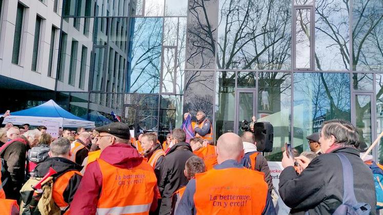 Près de deux cents personnes (planteurs, syndicats, salariés de Saint Louis Sucre et élus locaux) sont venus manifester devant le siège social de Südzucker, à Mannheim, mardi 12 mars.