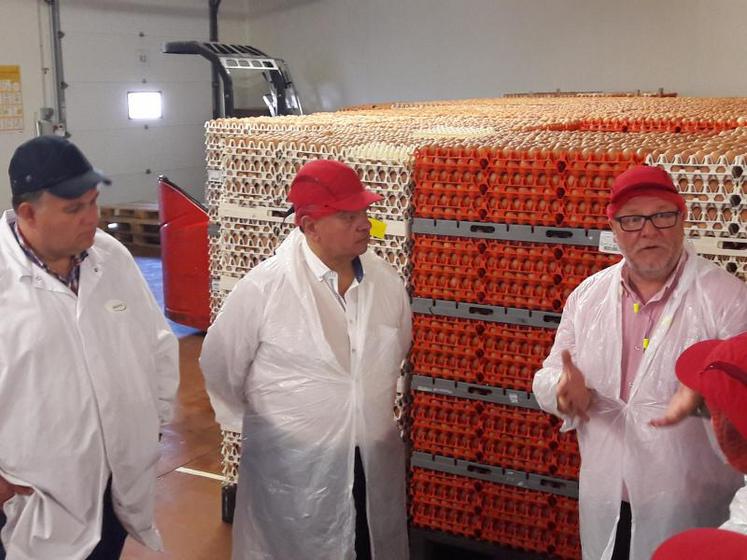 Pierre-Yves Deleau, directeur régional de Matines, faisait visiter le centre de conditionnement de Montdidier, le 7 juin, en présence de Jean-Claude Leclabart,  député de la Somme.